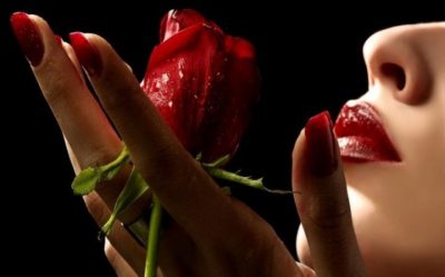 كيف أصبحت الوردة الحمراء رمزاً للإغراء عند الفنانات العربيات؟ كيف أصبحت الوردة الحمراء رمزاً للإغراء عند الفنانات العربيات؟