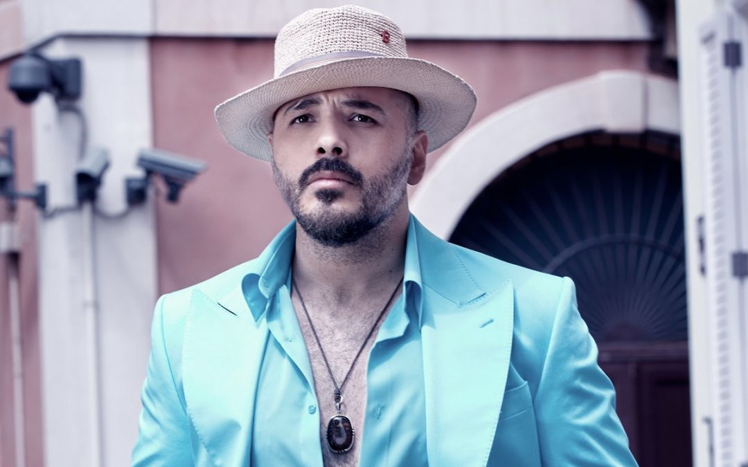 نحنا ستايل – رامي عياش بإطلالة عصرية باللون الأزرق الفاتح